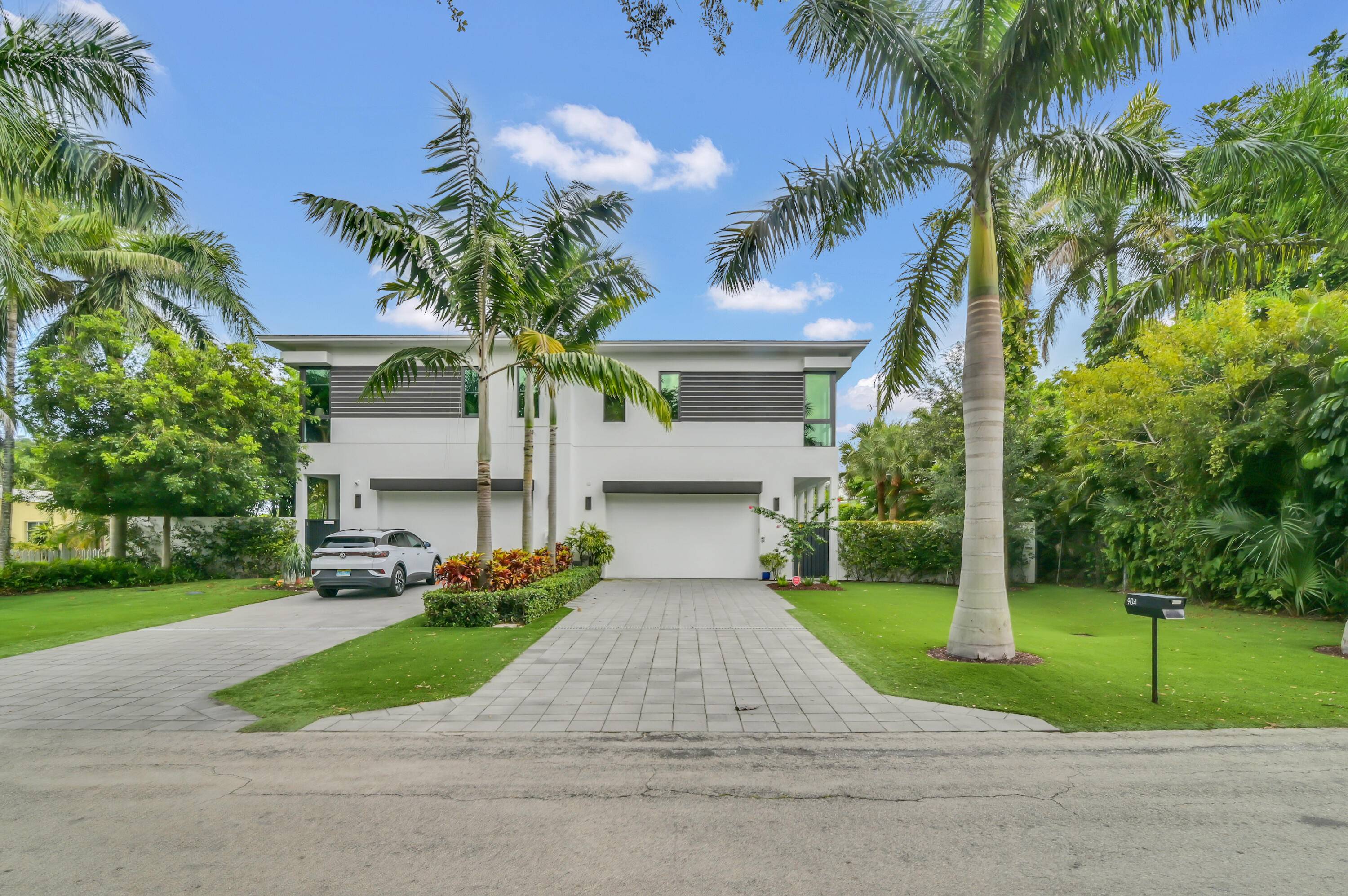 This East Delray Beach home is situated less than a mile from the closest beach access point and approximately 1.