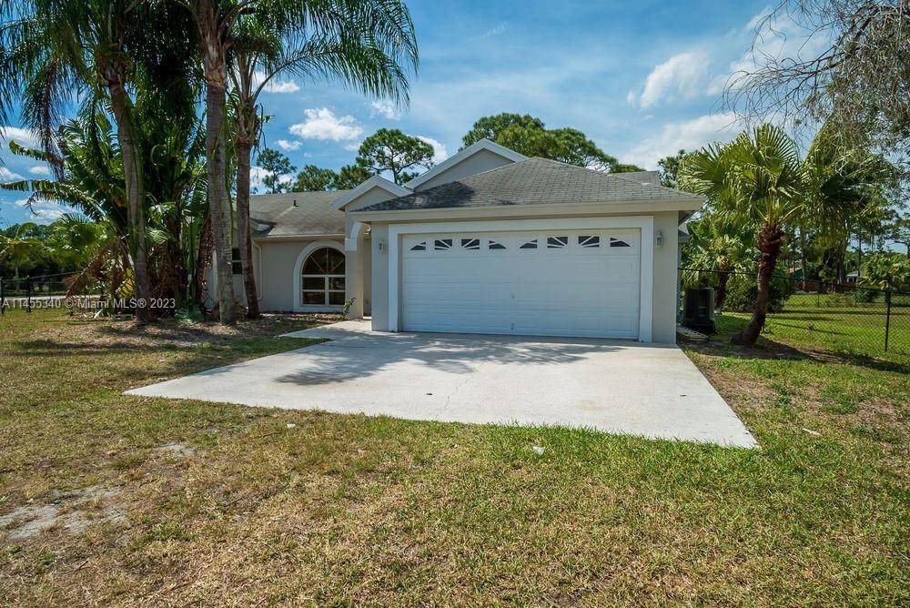 Seasonal or annual lease Experience luxury living in this brand new Florida home, suitable for any group size and ideal for short or long term stays.