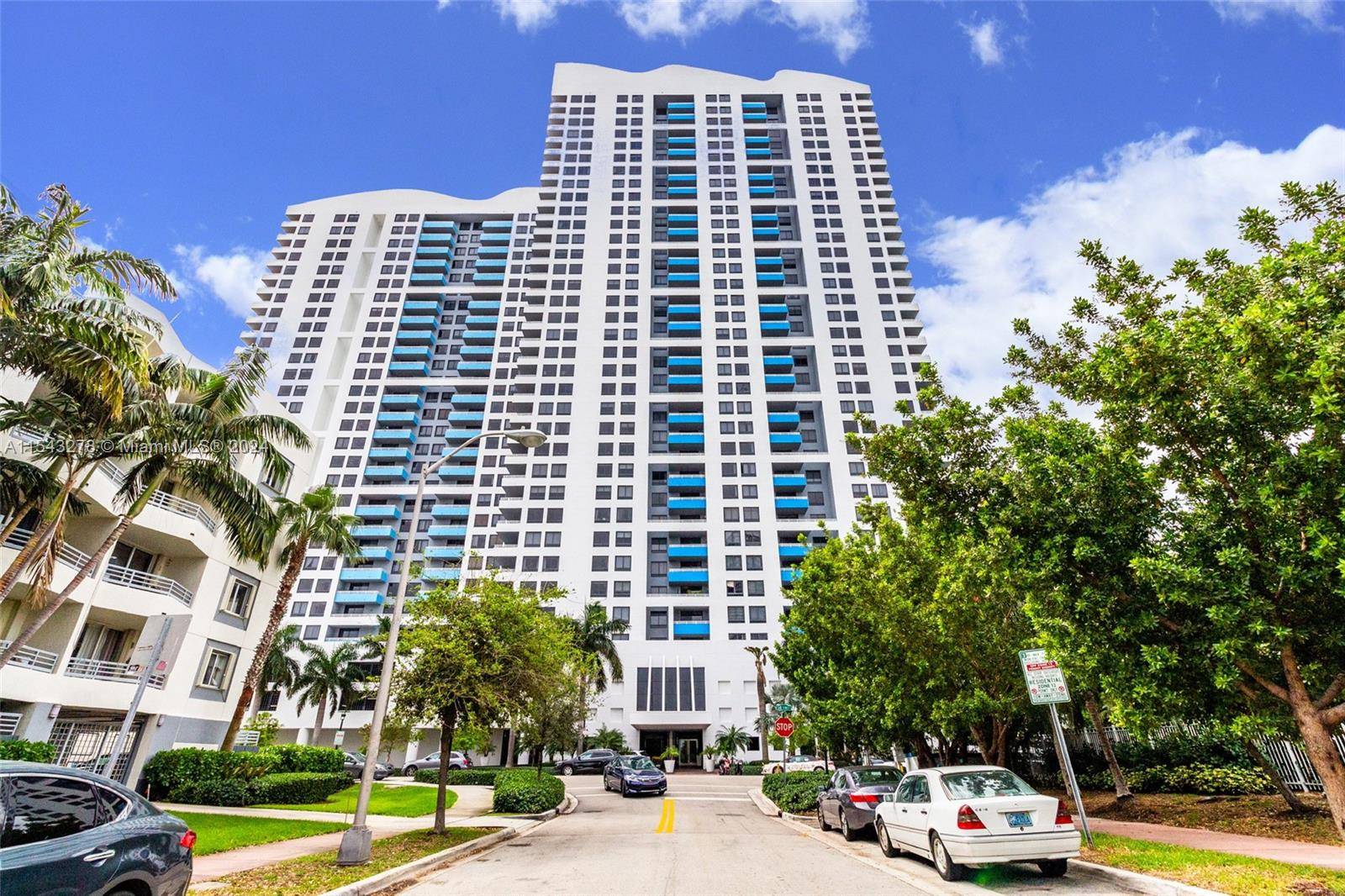 DON'T MISS THIS OPPORTUNITY AT THE AMENITY RICH WAVERLY YOU WILL ENJOY EXPANSIVE NORTH VIEWS TO THE OCEAN AND BAY FROM THE 18TH FLOOR OF THIS 1084 SQFT SPLIT 2 ...