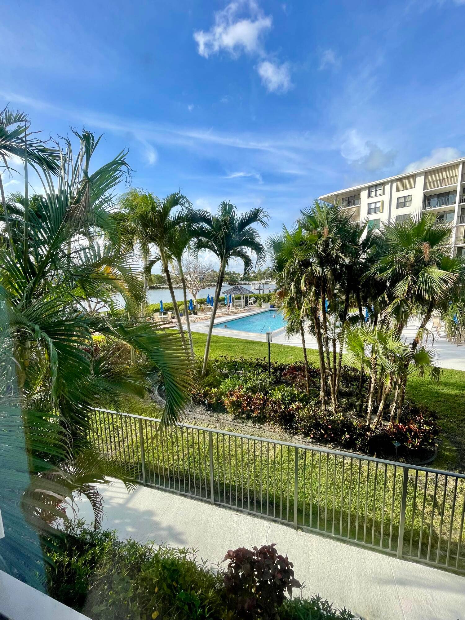 LOWEST CONDO FEES ON S PALM BEACH !