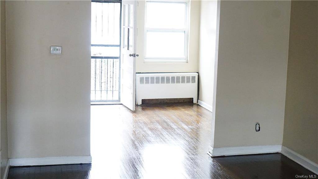 Spacious 2 bedroom ideally situated near public transportation, shopping, and restaurants.