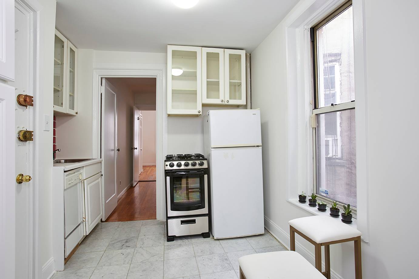 Top floor 5th one bedroom apartment with the space you need in an excellent location !