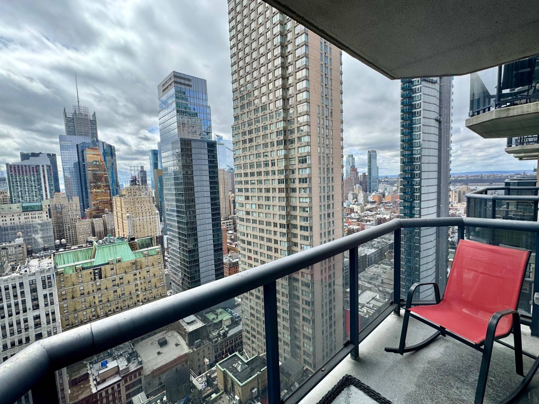 Newly renovated South facing studio apartment on 33rd floor with great city views and a private balcony.