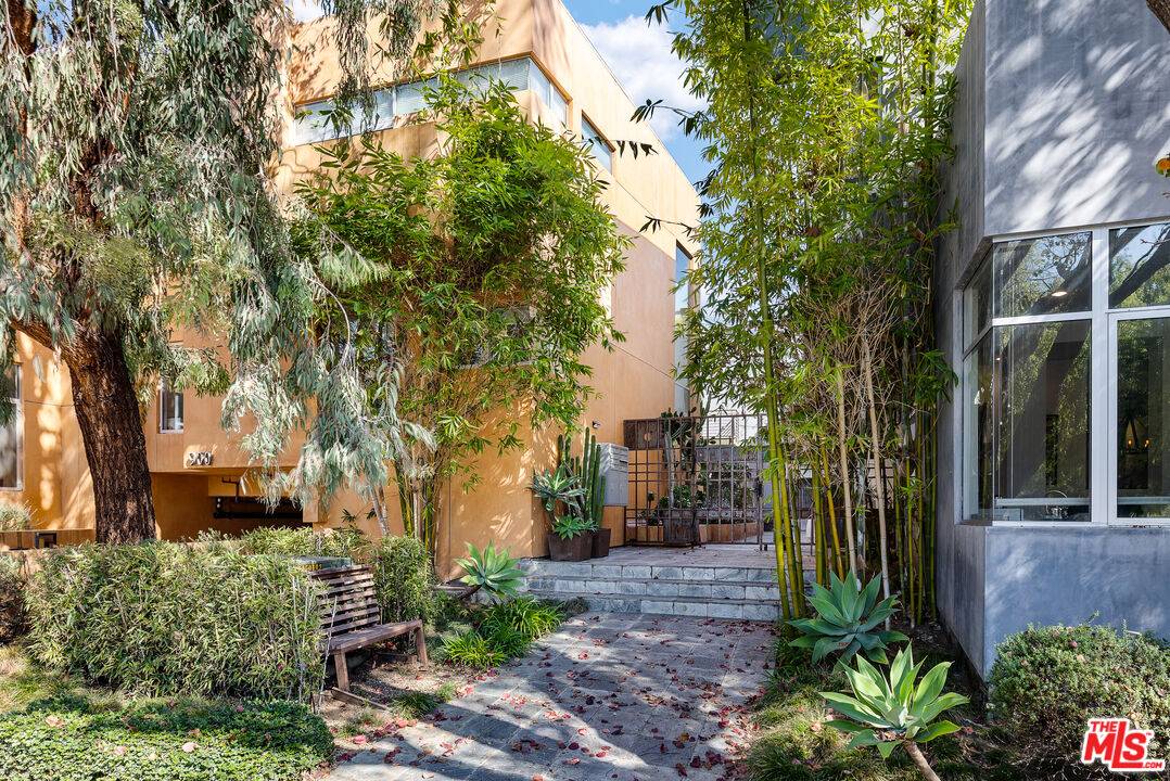 900  N West Knoll Dr 3BR Sunset Strip La