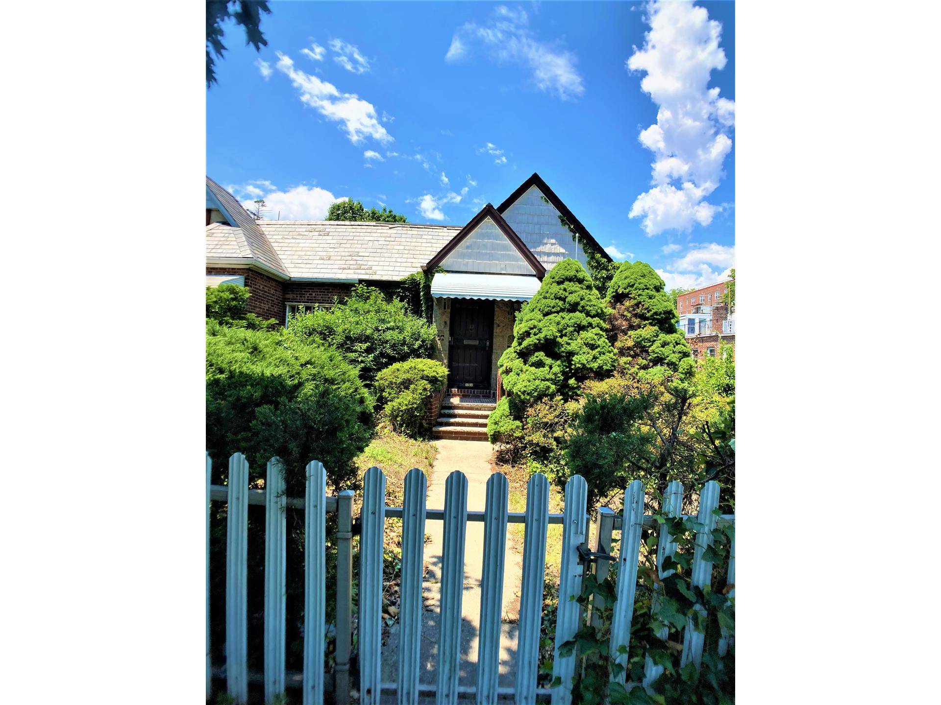 Solid brick, semi detached, one fam ranch style home awaits its new owner in Forest Hills !