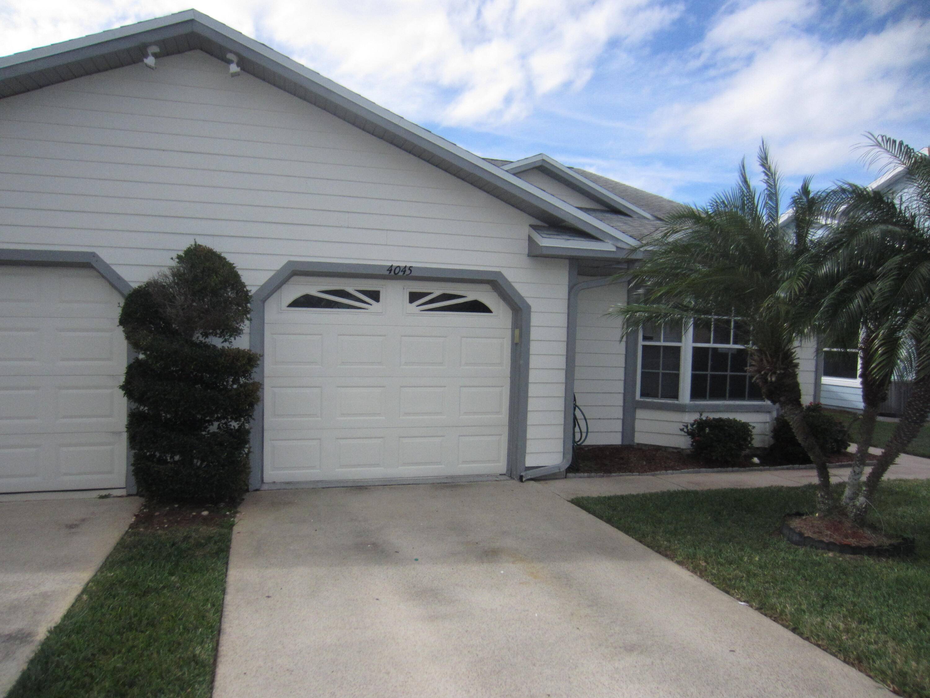 Very nice 2 bedroom, 2 bath 1 car garage villa at one of the highly desired golf courses on the treasure coast.