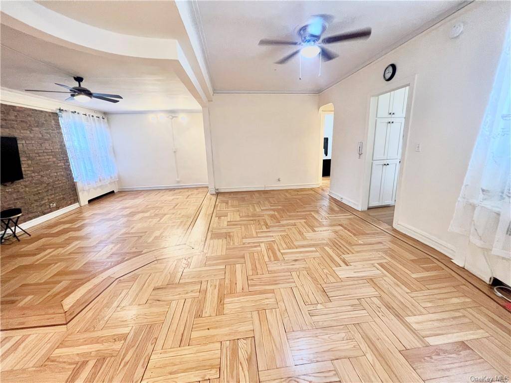 Discover the perfect 1 Bedroom Coop in Pelham Pkwy !