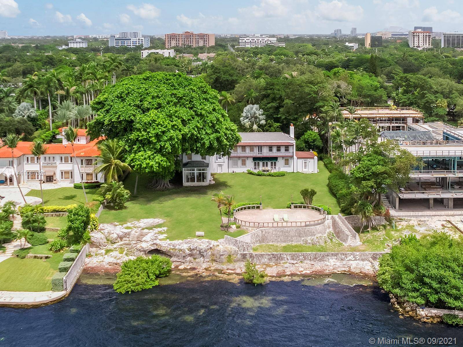 Presenting Fons Praedenum Robber's Spring, an impressive waterfront estate located on Millionaire s Row, offering unparalleled picturesque views of Biscayne Bay and Key Biscayne.