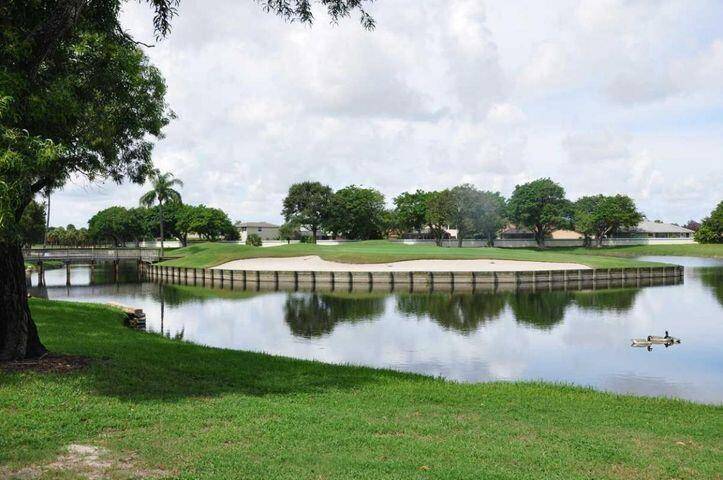 BEAUTIFUL WATER VIEWS ON THE GOLF COURSE !