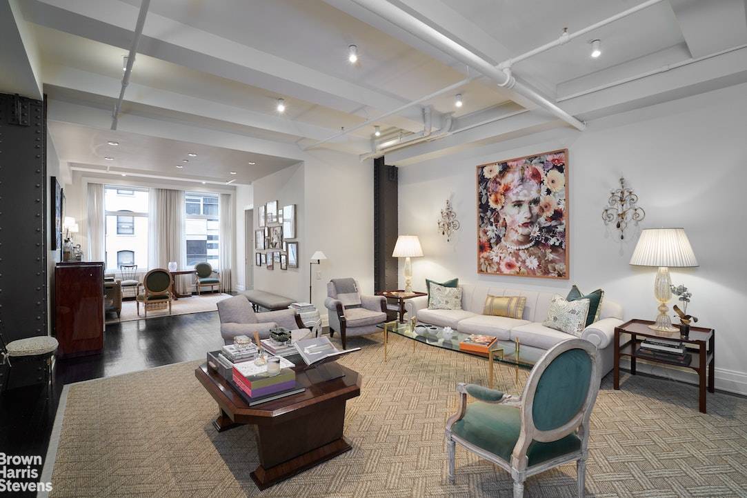 Situated in Northwest Tribeca, this large and luxurious 3 bedroom renovated home effortlessly combines high end elegance with an industrial feel to create a space that is well designed and ...