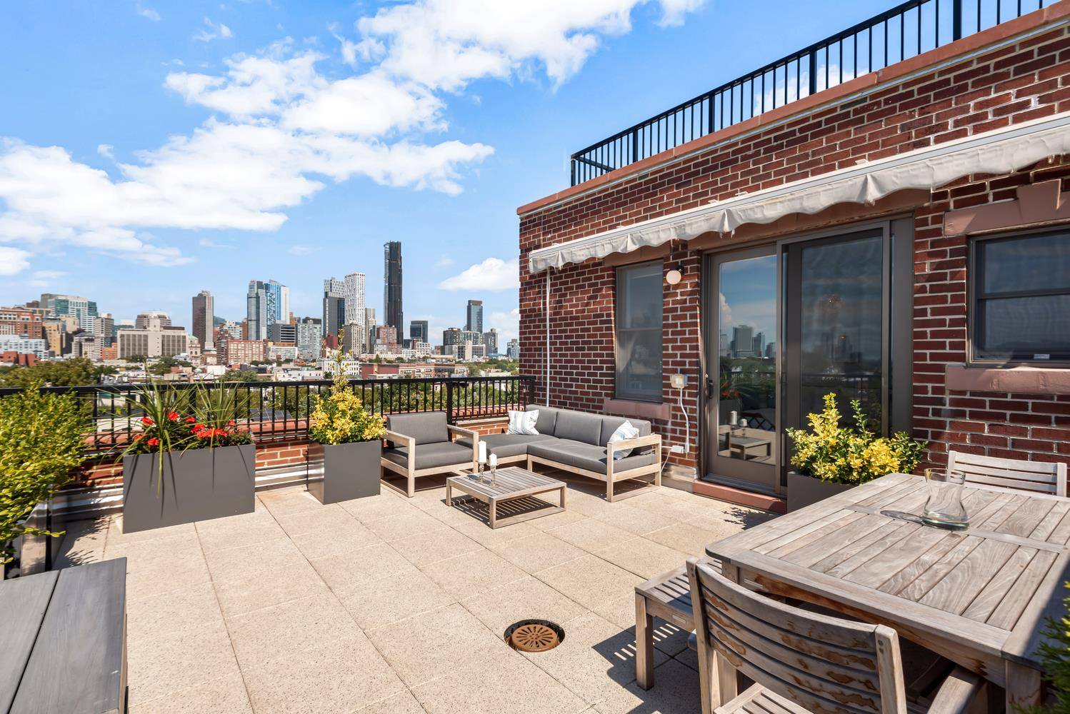 If you're seeking an ideal Cobble Hill location with stunning, unobscured Manhattan views, look no further !