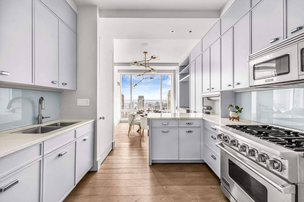 Stunning open and bright panoramic Western views over the Hudson River and city skyline from floor to ceiling windows in this grand, luxurious, 3 Bed, 3.