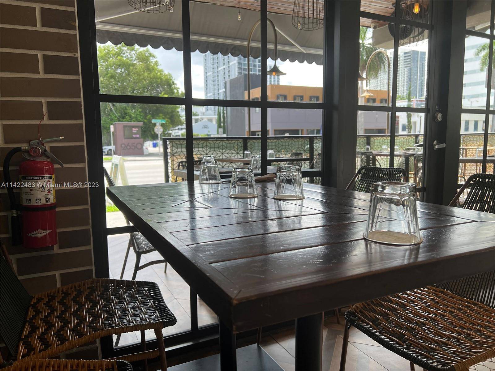 GREAT OPPORTUNITY TO OWN A RESTAURANT in Midtown Miami Privileged location in the heart of Midtown, surrounded by supermarkets, retail offices, tourist and locals with a large stable population, 0.