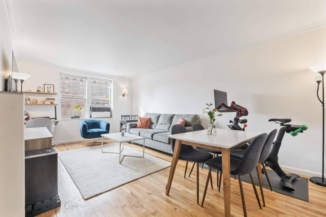 This one bedroom apartment is located in the heart of Chelsea.