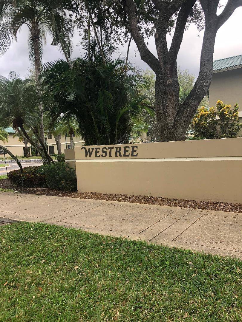 ON THE WATERFRONT ! ! IN WESTREE NESTLED IN THE TREES IN THE HEART OF PLANTATION, A 2 BEDROOM 2.
