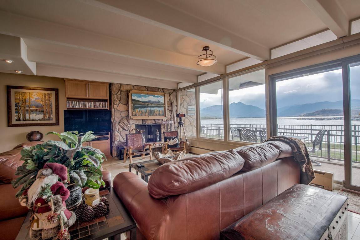 TRUE AND RARE LAKEFRONT SETTING !