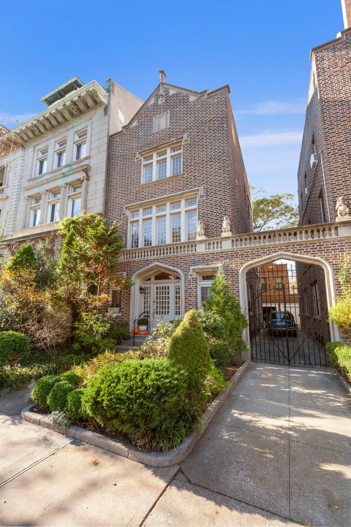 Welcome to 15 Prospect Park West in beautiful Park Slope.