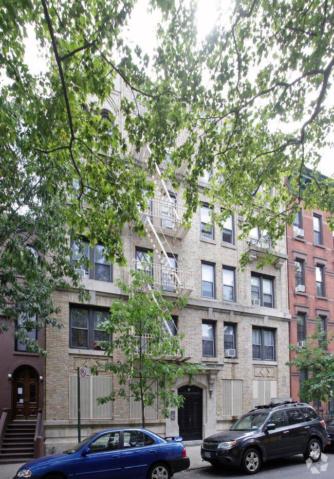 AMAZING THREE BED VALUE. This spacious 3 bedroom is Ideally located in the heart Cobble Hill.