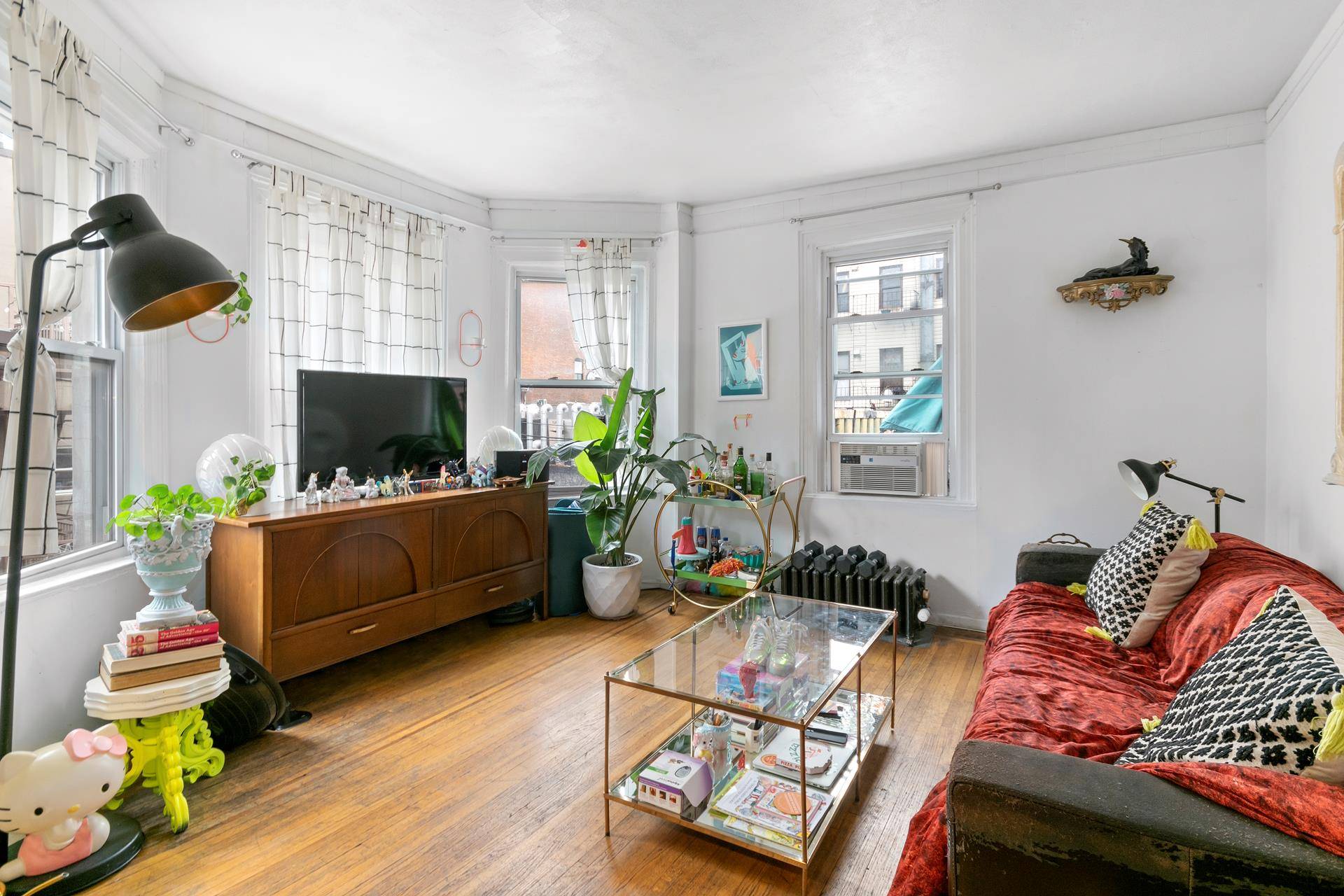 This large two bedroom apartment features two good sized bedrooms, incredible light, and a location that is easy access to everything you love about Williamsburg.