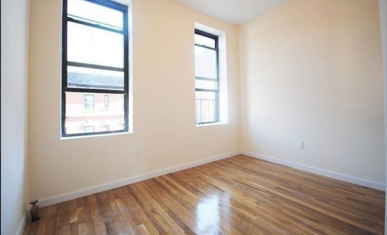 2 minutes from East Broadway F train Apartment features Living area with room for a couch amp ; TV Full Queen sized bedrooms Updated Stainless Steel appliances Laundromat conveniently located ...