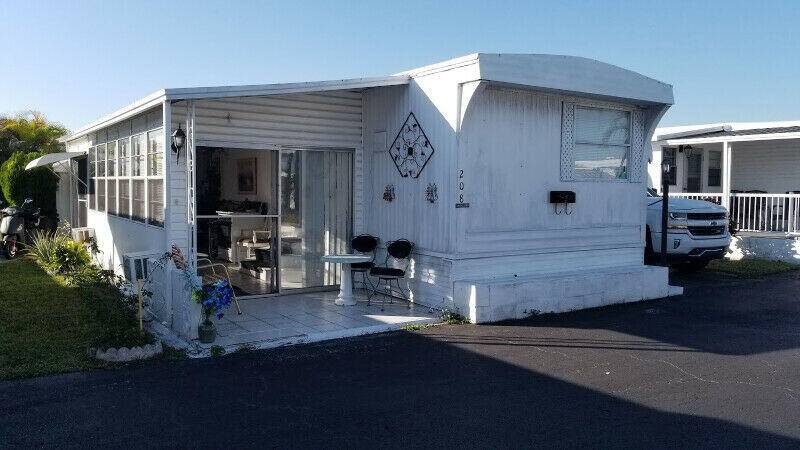 Beautiful 2 1 55 Mobile Home with Florida Room located in Hallandale Beach !