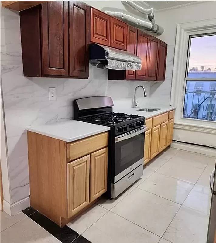 Conveniently Located Sunset Park 4 Bedroom Apartment email preferred Welcome to your new home in the heart of Sunset Park !