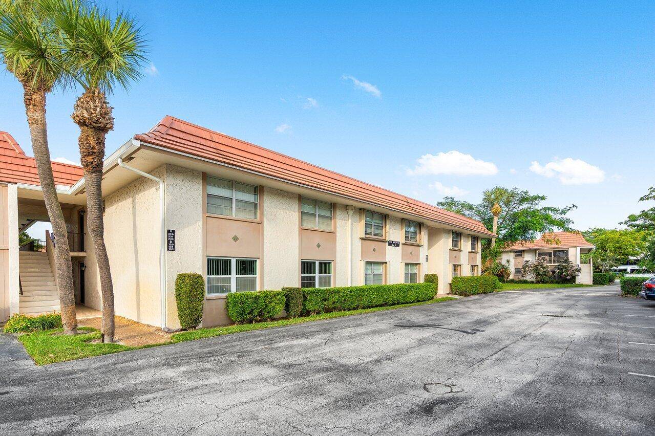 Beautiful first floor condo in an exceptional East Boca location !