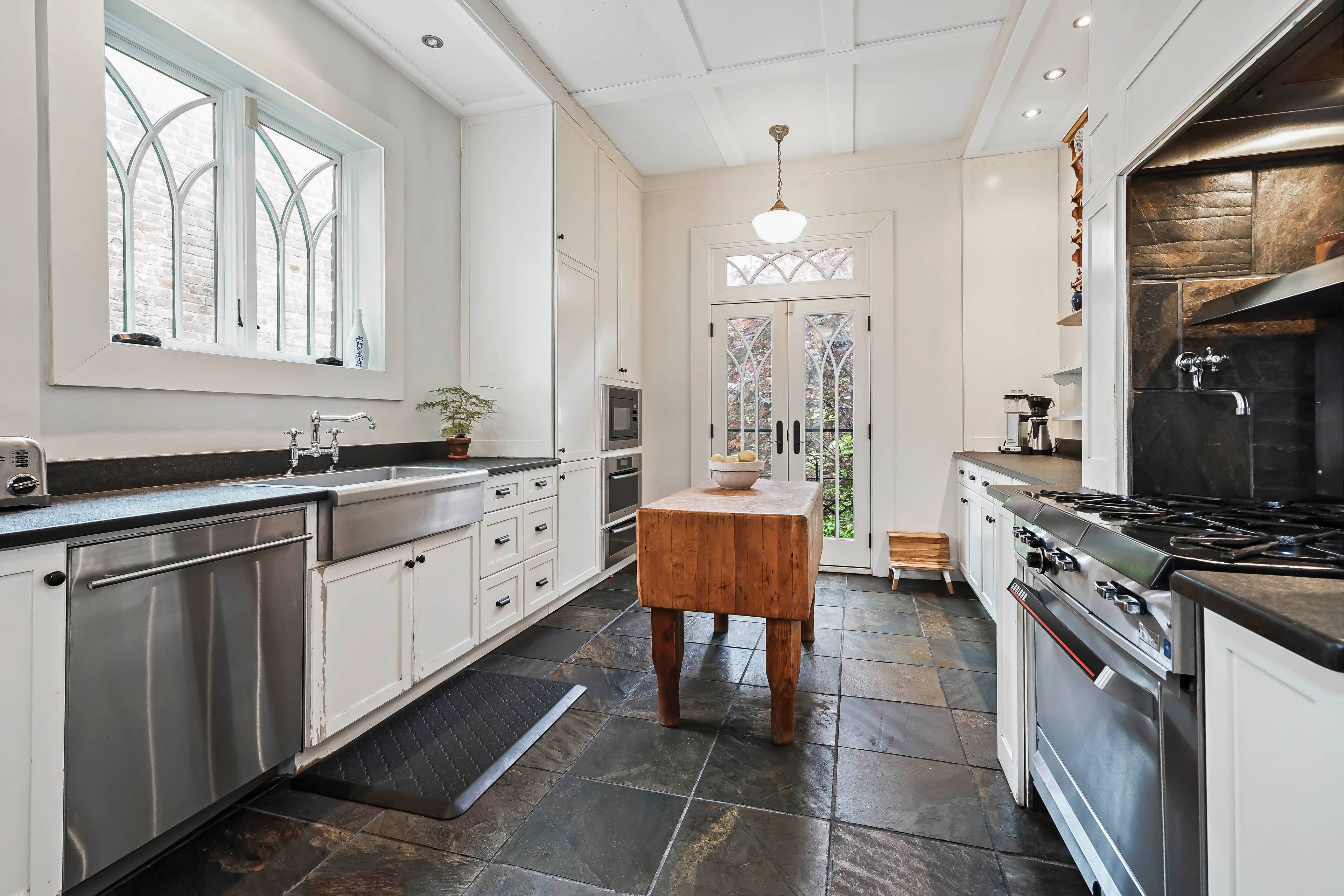 Graceful Park Block Townhouse Found among a majestic row of townhouses steps from Prospect Park, this exquisite home is without doubt quintessential Park Slope, Brooklyn.