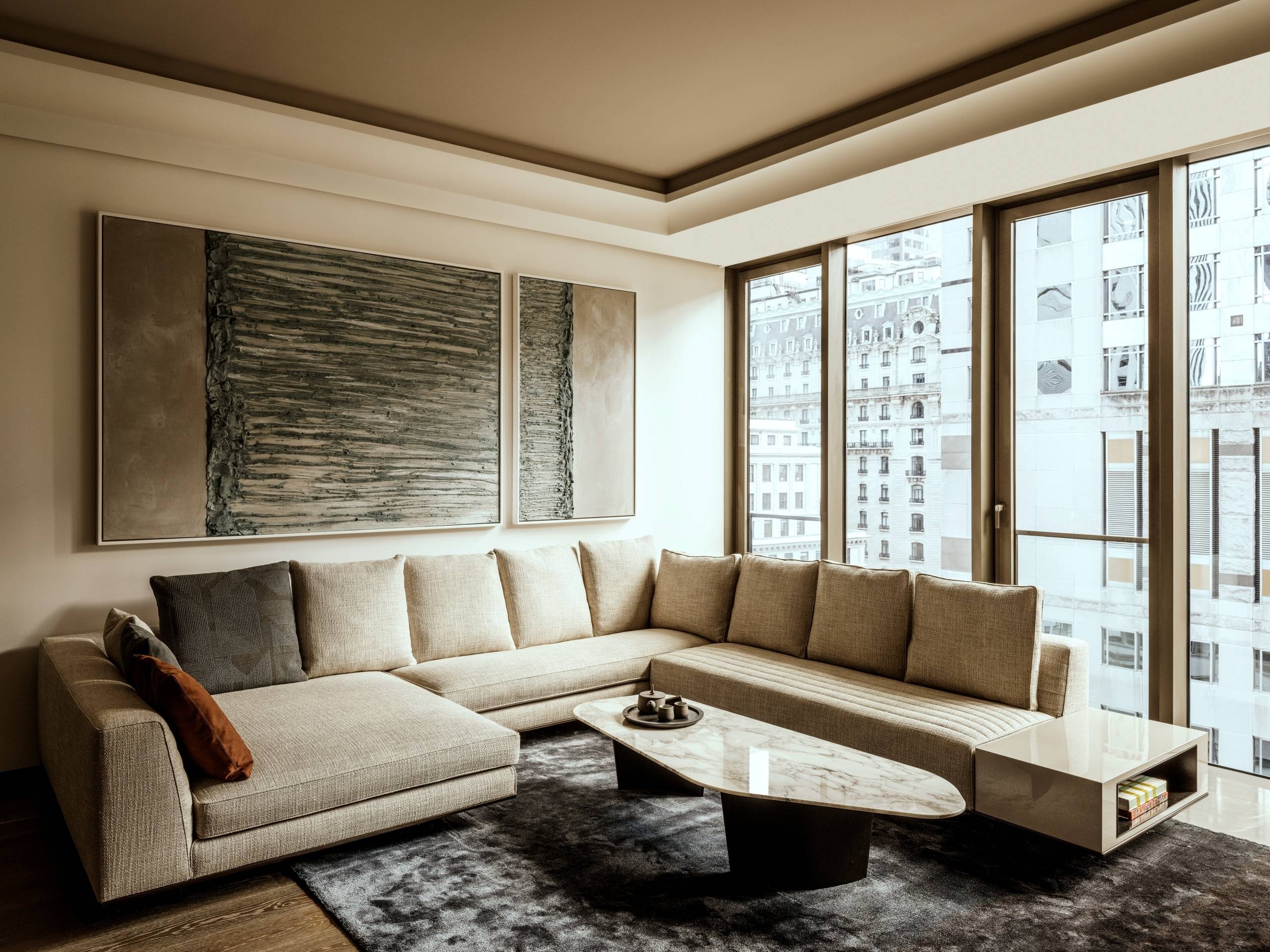 Situated on the 18th floor of Aman New York, this one bedroom branded and fully serviced residence offers expansive views through floor to ceiling windows overlooking 56th Street.