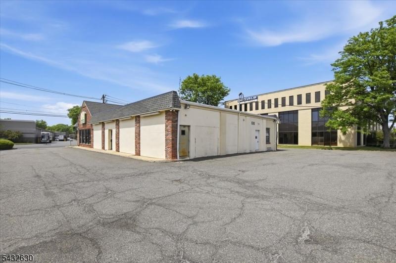 AMPLE PARKING
