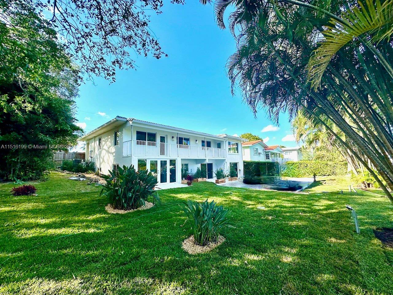 Miami Shores Lake WATERFRONT 4 bed 2 1 baths lake house with 3 bedroom 2 bath on 2nd floor and very large Florida room 1 2 bath the first floor ...