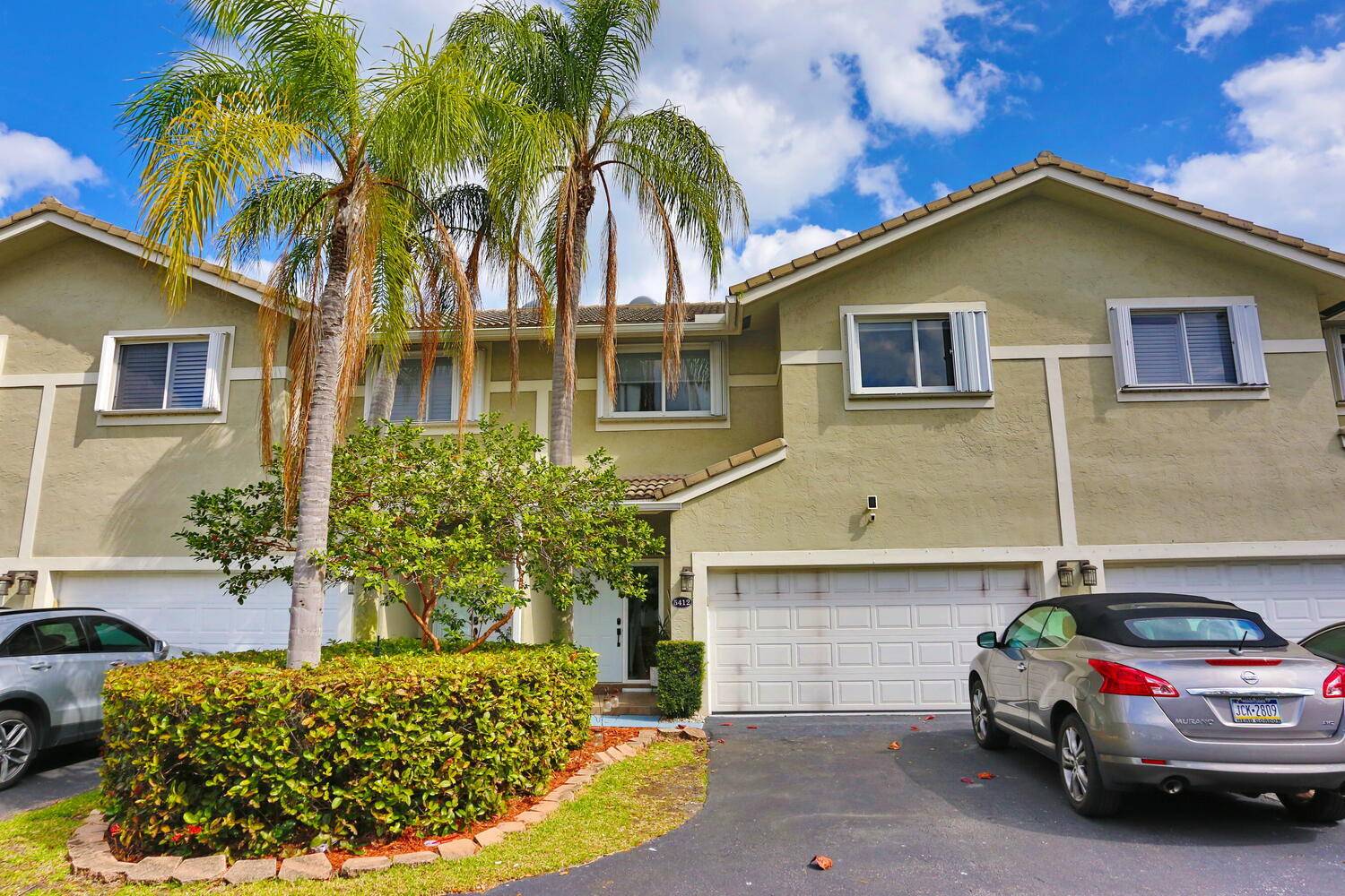Fully upgraded two car garage townhouse located in the heart of Lighthouse Point.