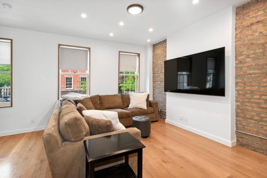 This corner building located in one of the most fashionable areas in the city, is a 18' wide beautifully renovated single family home.