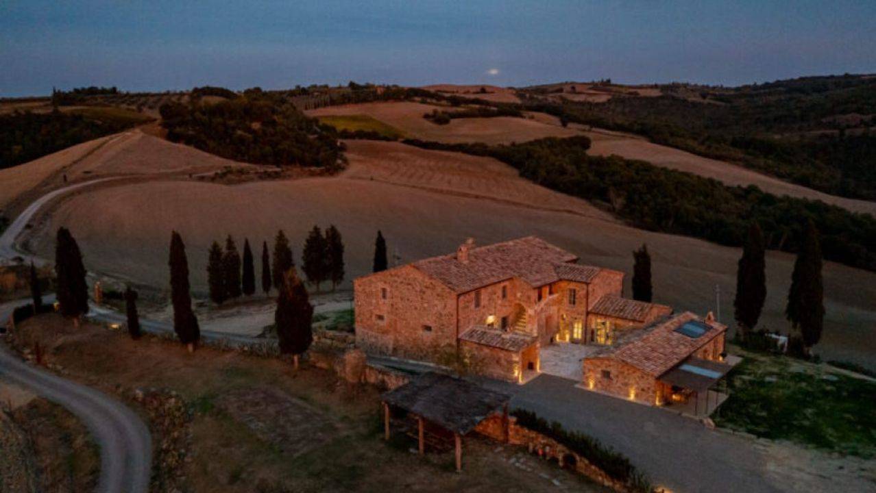 Val d'Orcia, Tuscany. Luxury  farm with farmhouse and vineyard for sale in Castiglione d'Orcia in a panoramic position
