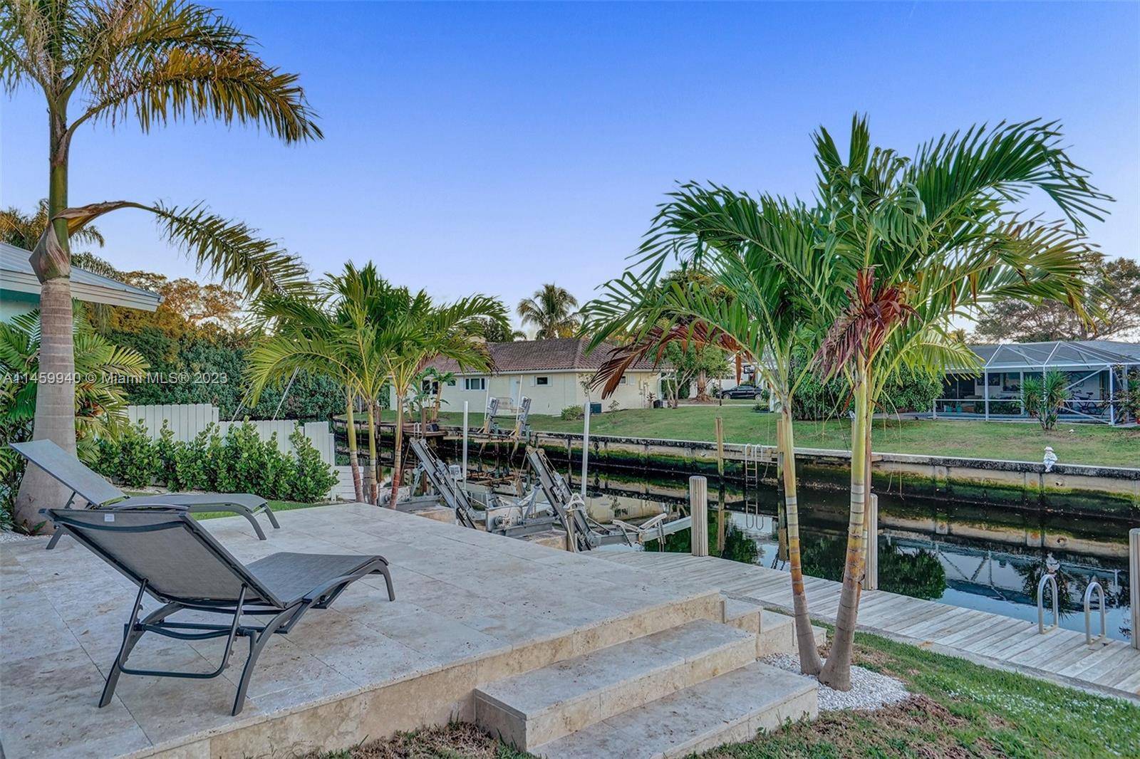 Beautiful Waterfront house nicely remodeled with 3 bedrooms and 2 bathrooms in Boca Raton near the beaches.