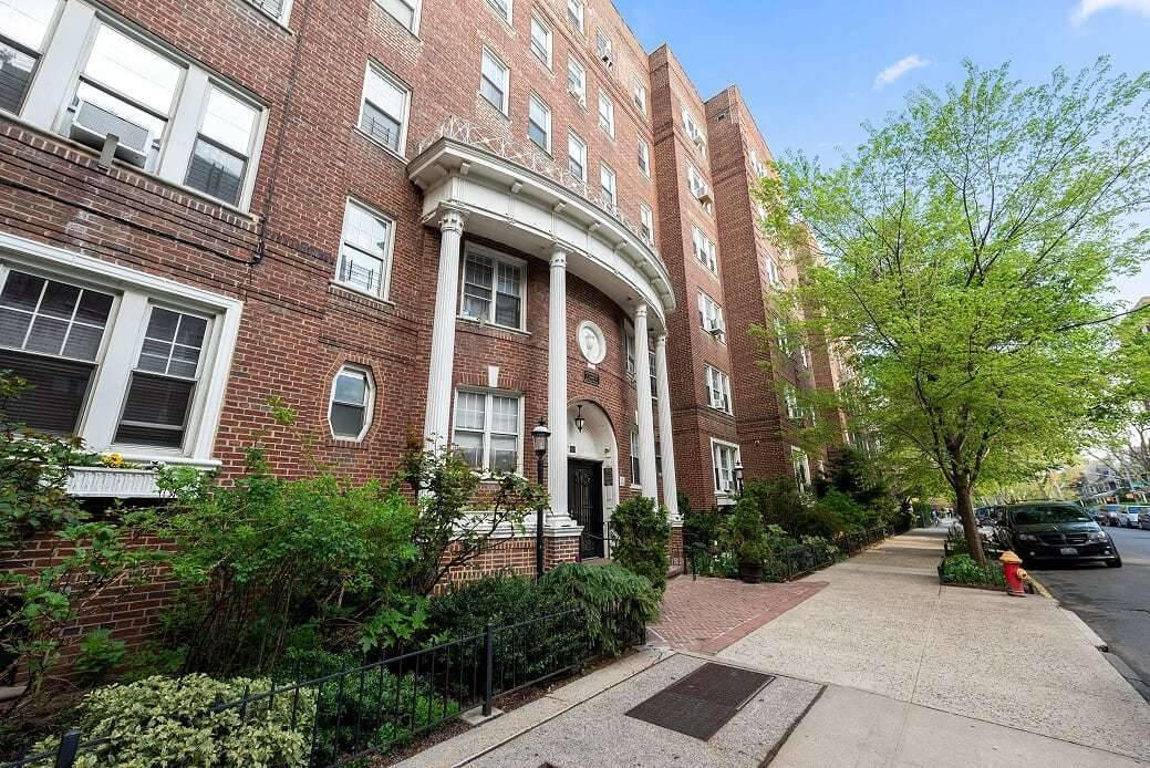 Price to sell, in the heart of Ditmas Park, large one bedroom apartment with hardwood floors, high ceilings and lots of closet space, all in a pre war building on ...