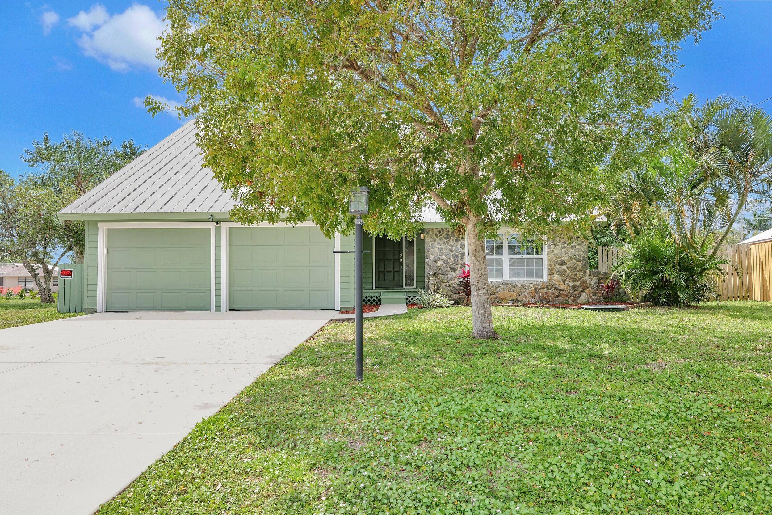 Awesome Port St. Lucie Pool Home in Great Neighborhood !