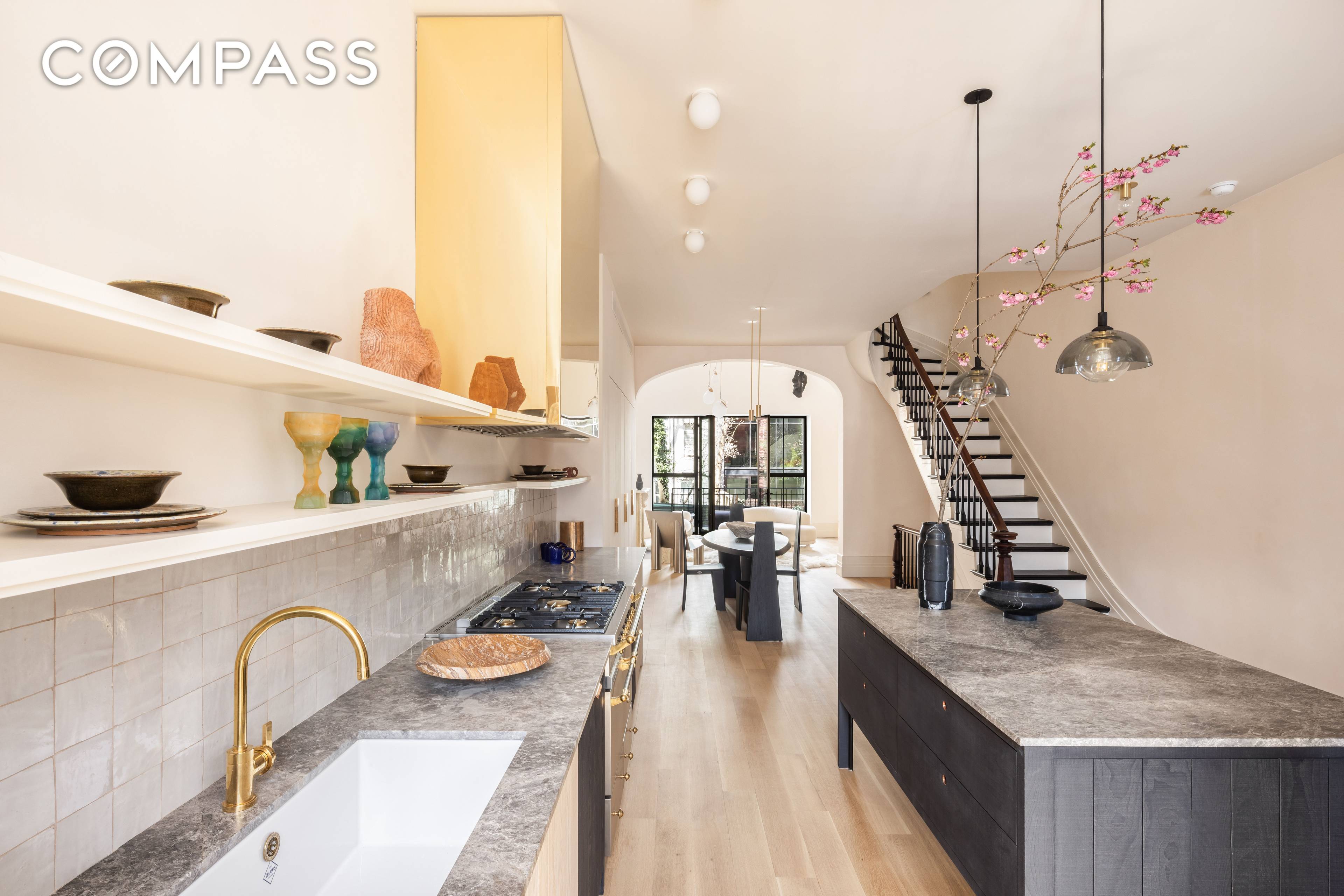 DESCRIPTIONLocated on the most sought after block in Chelsea and steps from the Highline lies a five story treasure.