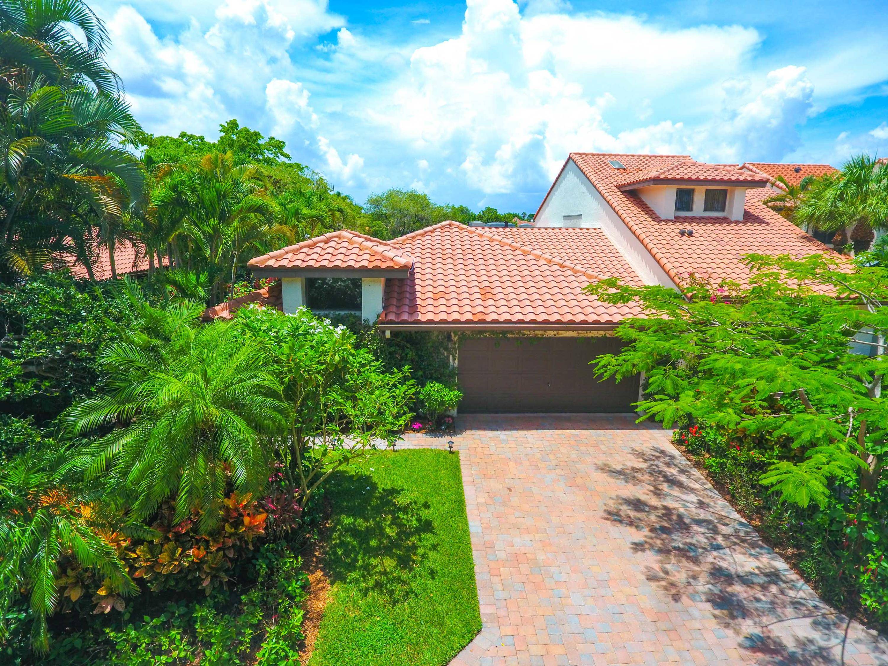 Quiet Private this beautifully furnished homes' pool deck looks out on to Palm Beach Polo preserve whic is equiped with bike riding walking trails dogs allowed.