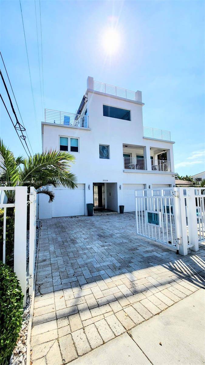 Contemporary 3 story home with 360 roof top views of the beach and city.