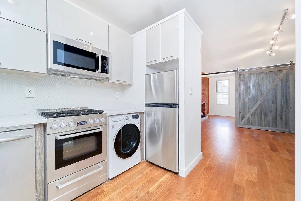 One of a kind 1BR in the heart of SohoApartment Details Queen King size bedroom Gut Reno with SS Appliances Washer Dryer in UNIT Two Fireplaces Abundant closet spaceBuilding Amenities ...