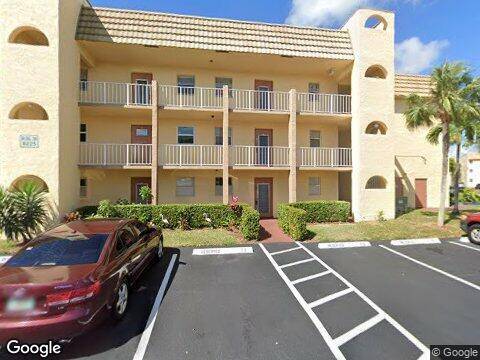 Lovely 2 bedroom 2 bathroom condo located in the Sunrise Lakes community.