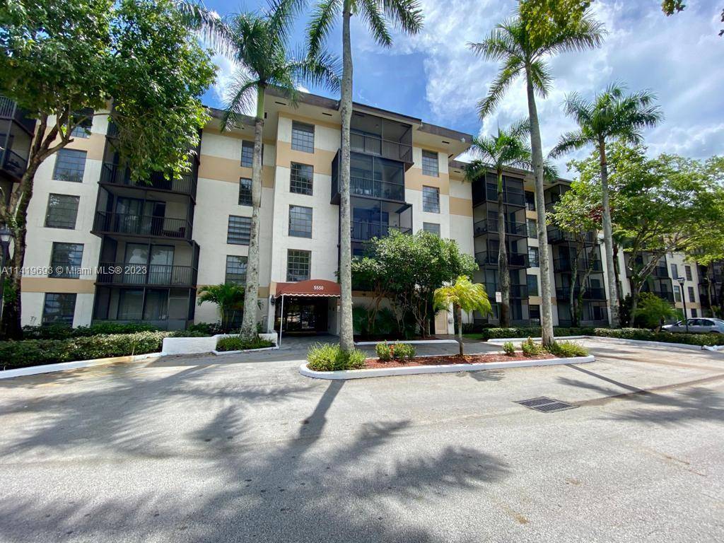 Spacious 1 Bed 1. 5 Bath condominium, it comes with dryer and washer inside the unit, huge walking closet, open kitchen, garden view, building access with intercom, spacious lobby, library, ...