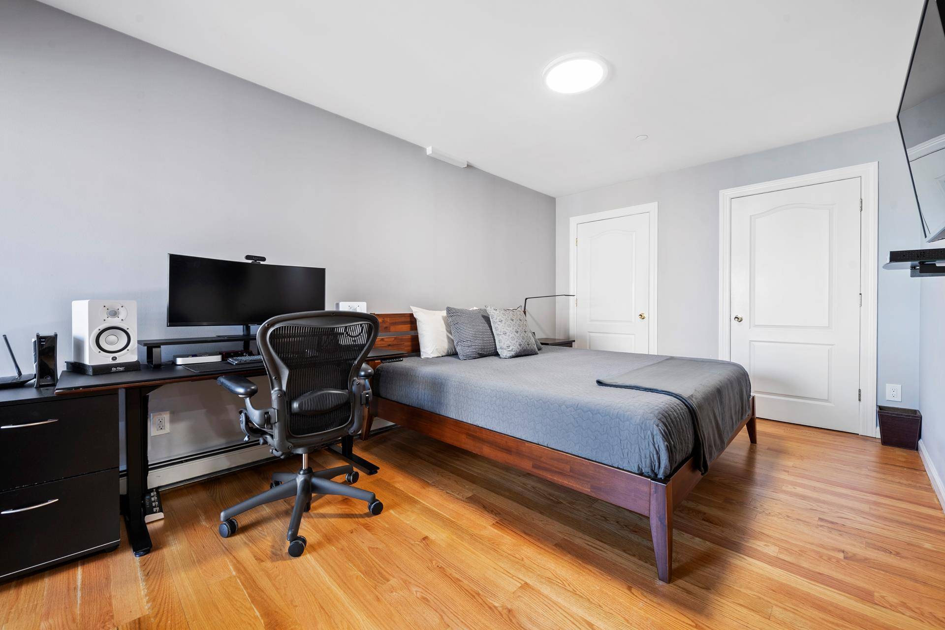 Introducing a sophisticated 1 bedroom, 1 bathroom condo, nestled in the vibrant neighborhood of Astoria.