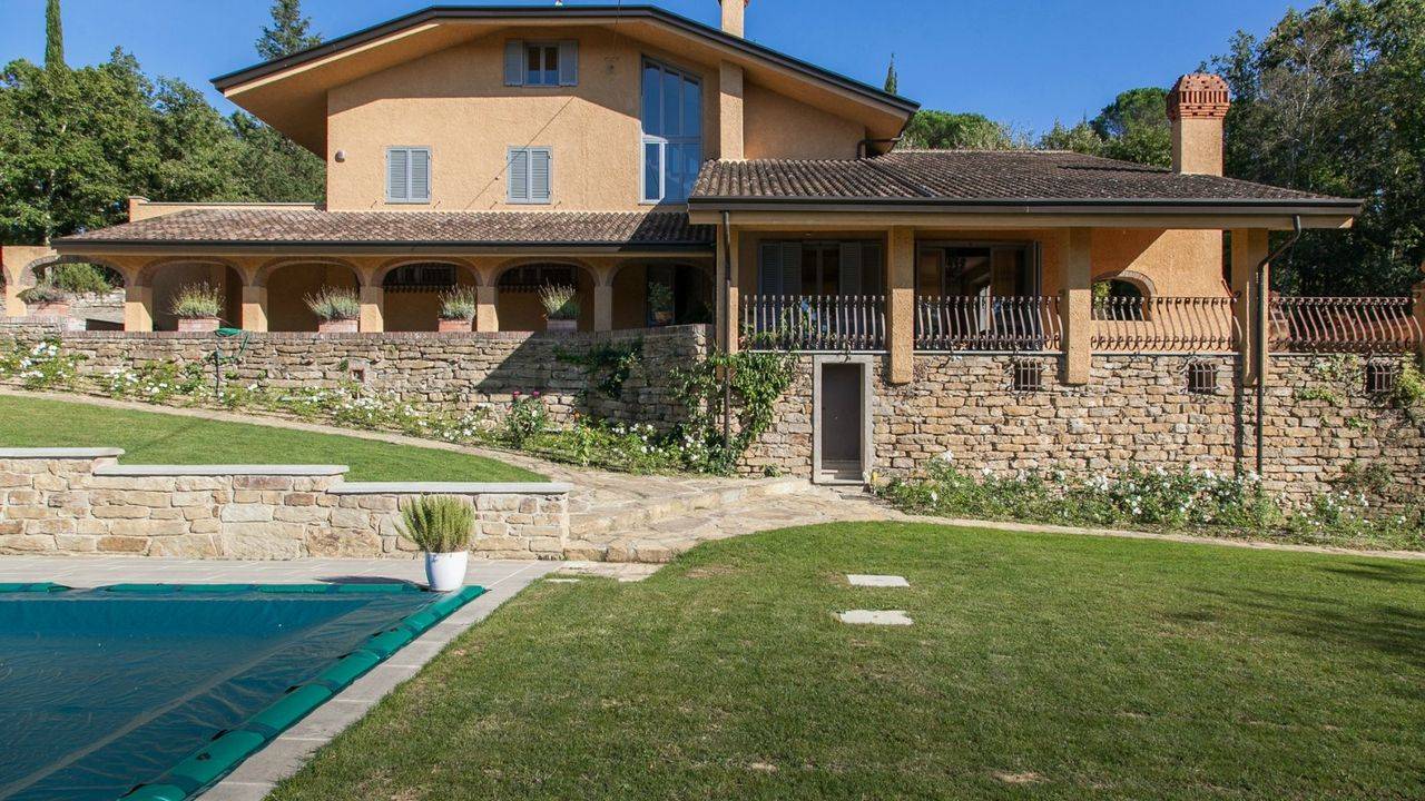 Prestigious villa on a hill in rationalist style completely renovated in 2012 with guest house and swimming pool overlooking the valley