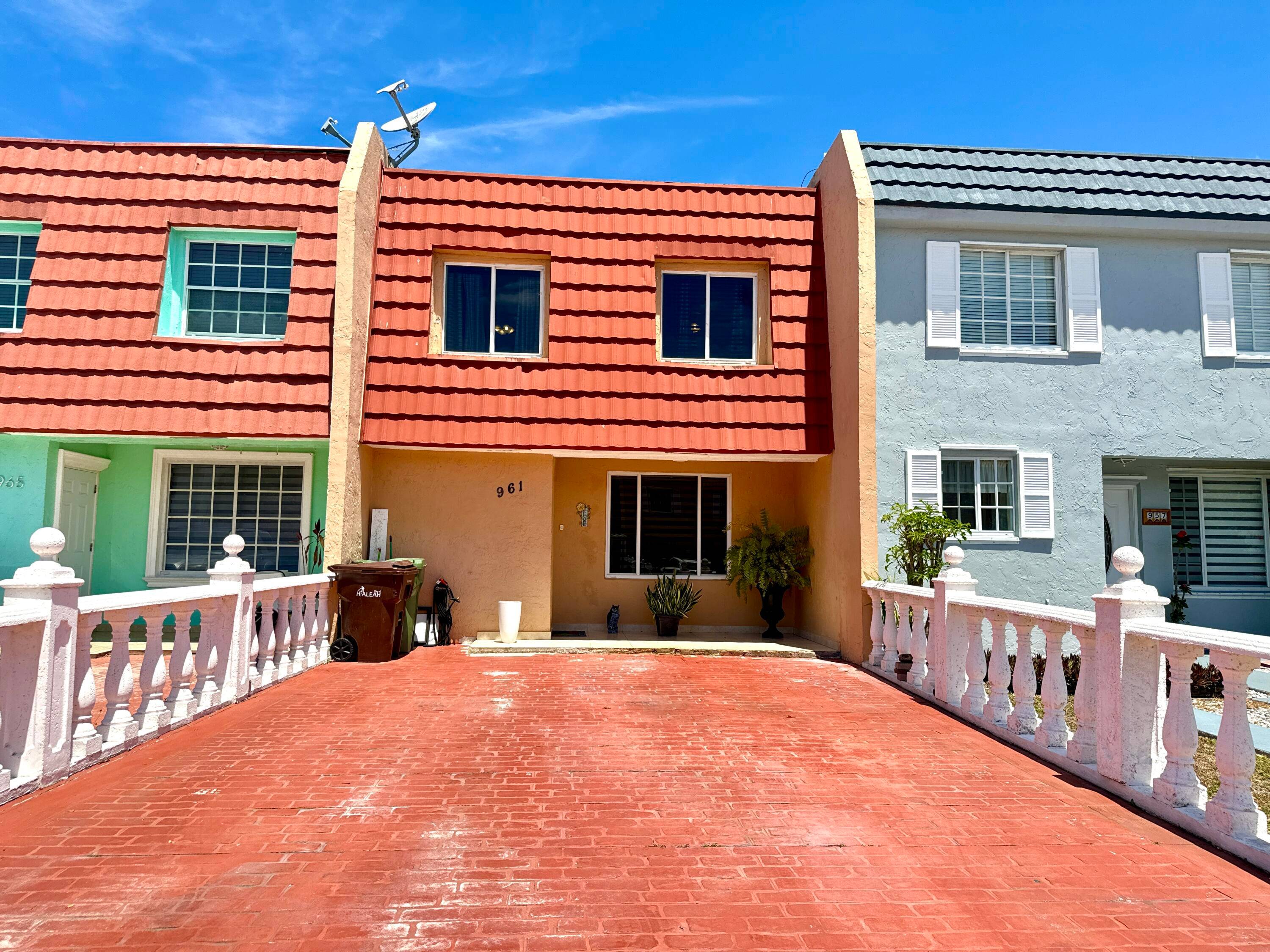 Gorgeous townhouse located in the heart of the City of Hialeah, only minutes from restaurants, shopping centers, and highways.