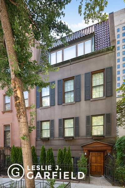 Residence 1 at 126 East 35th Street sits in a 24' wide townhouse in the heart of Murray Hill on a stunning, tree lined, bucolic block.