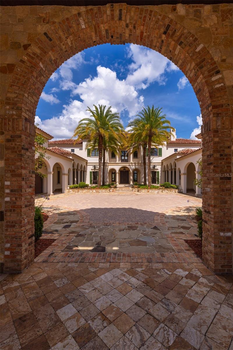 porte cache entrance with brick detail s