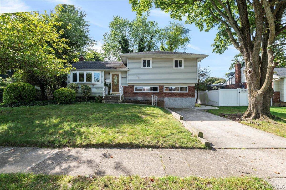 Move Right into This Clean and Meticulously Maintained Midblock Split Level Home in Desirable North Bethpage Plainview.