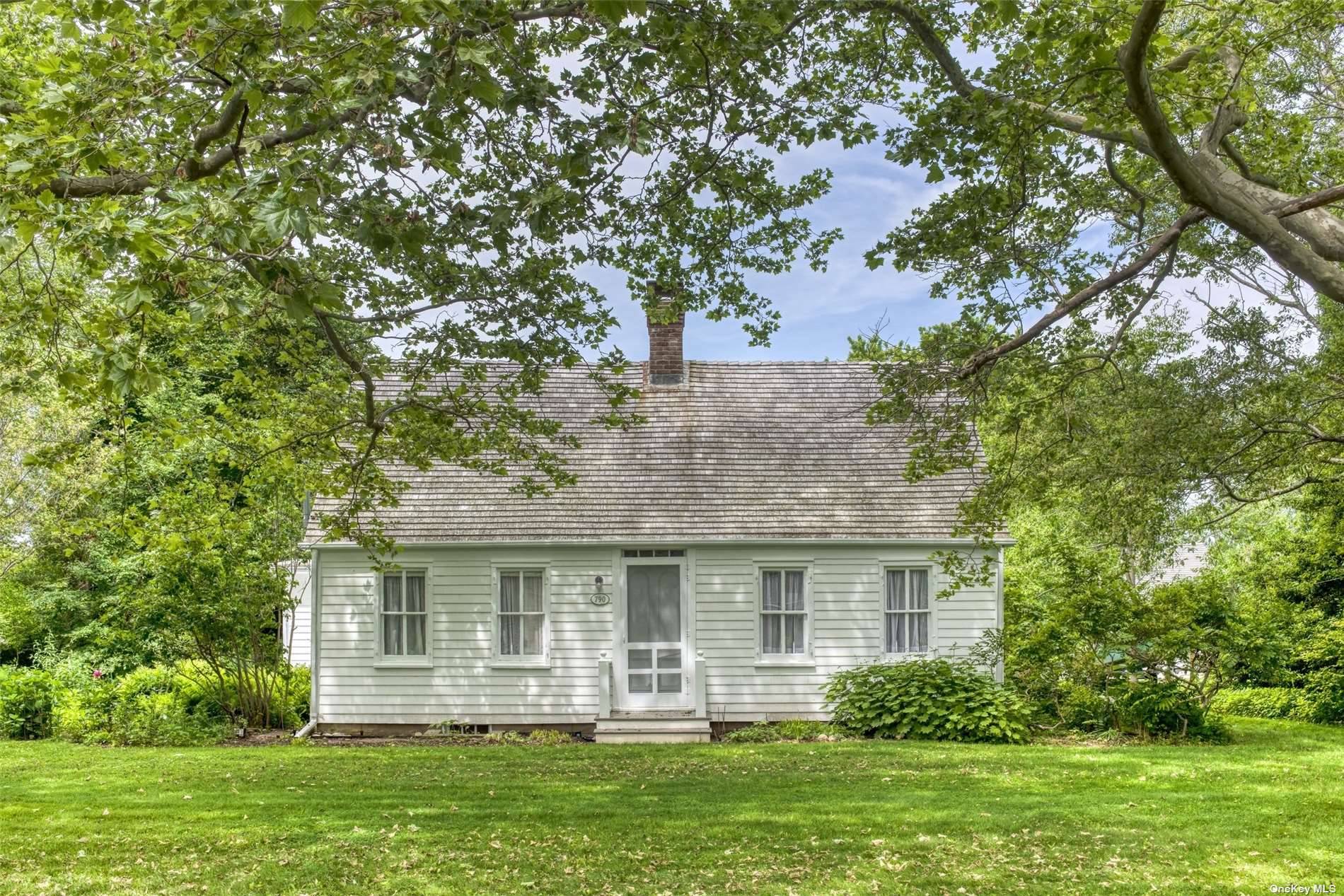 Authentic 1770 Cottage in the heart of Orient Village.